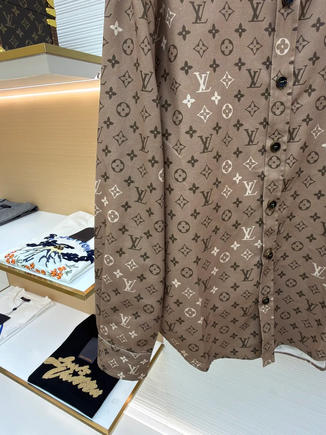 LOUIS VUITTON gradient printed lapel long-sleeved shirt ●Item number: 1681201-A85 ●Material: cotton fabric ●Technology: printing production ●Color: brown ●Version: fitted version ●Weight: about 435 grams ●Size: S-M-L-XL ●Description: Customized YB twill cotton material, high-end texture, comfortable to wear, lapel shirt style, placket can be used as a jacket, the whole body is covered with four-leaf clover elements and letter patterns, full of old money feeling. The straight shoulder line and decent tailoring highlight the tall and neat figure, and the arc hem modifies the waist and shoulders, making it fashionable and fashionable. The overall wiring is straight and delicate, the fabric is comfortable and soft, and the color is consistent without color difference. It can be matched with the same style to create a fashionable look and control various occasions. Customized accessories, complete with three standards, same style for men and women!